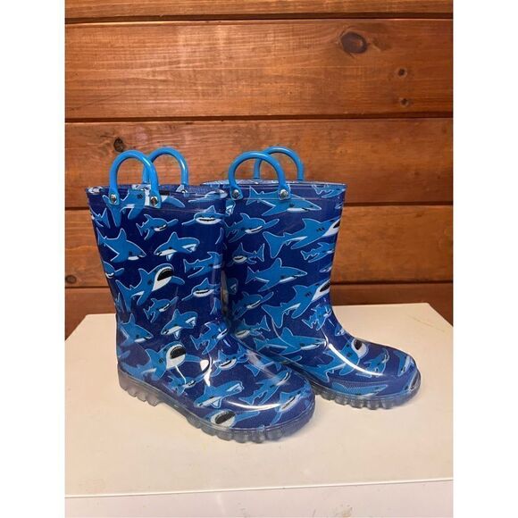 🔥5/20🔥 Cruz Kiks shark Rubber Rain Boots Sz 11 Kids NWOT - Picture 1 of 9